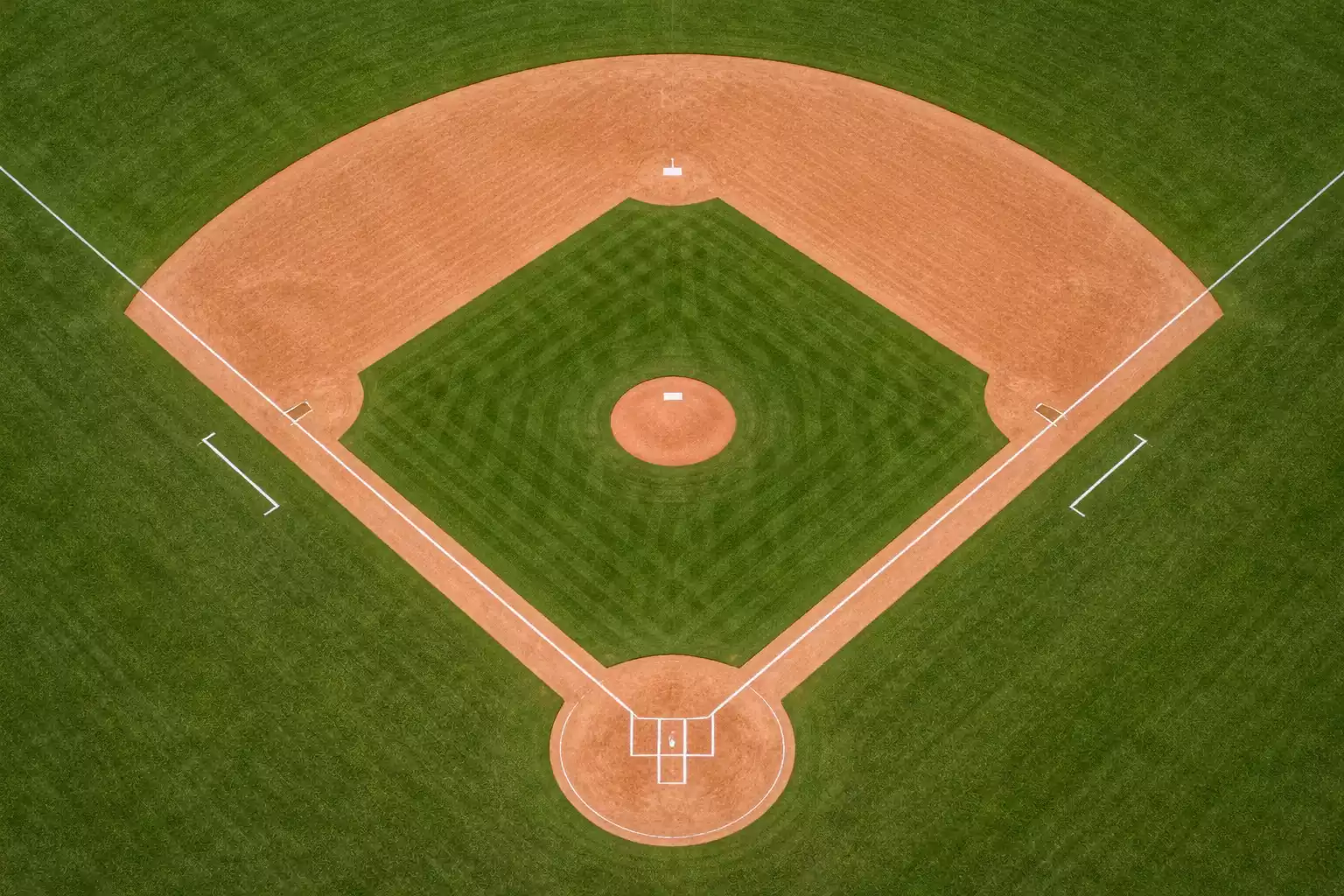 Baseballfeld mit Blick auf das Diamond und die Bases während eines Innings